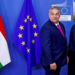 El primer ministro húngaro, Viktor Orban, junto a la presidenta de la Comisión Europea, Ursula von der Leyen, en Bruselas