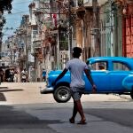 Vista general de una tradicional calle en la habana vieja hoy, en La Habana (Cuba)
