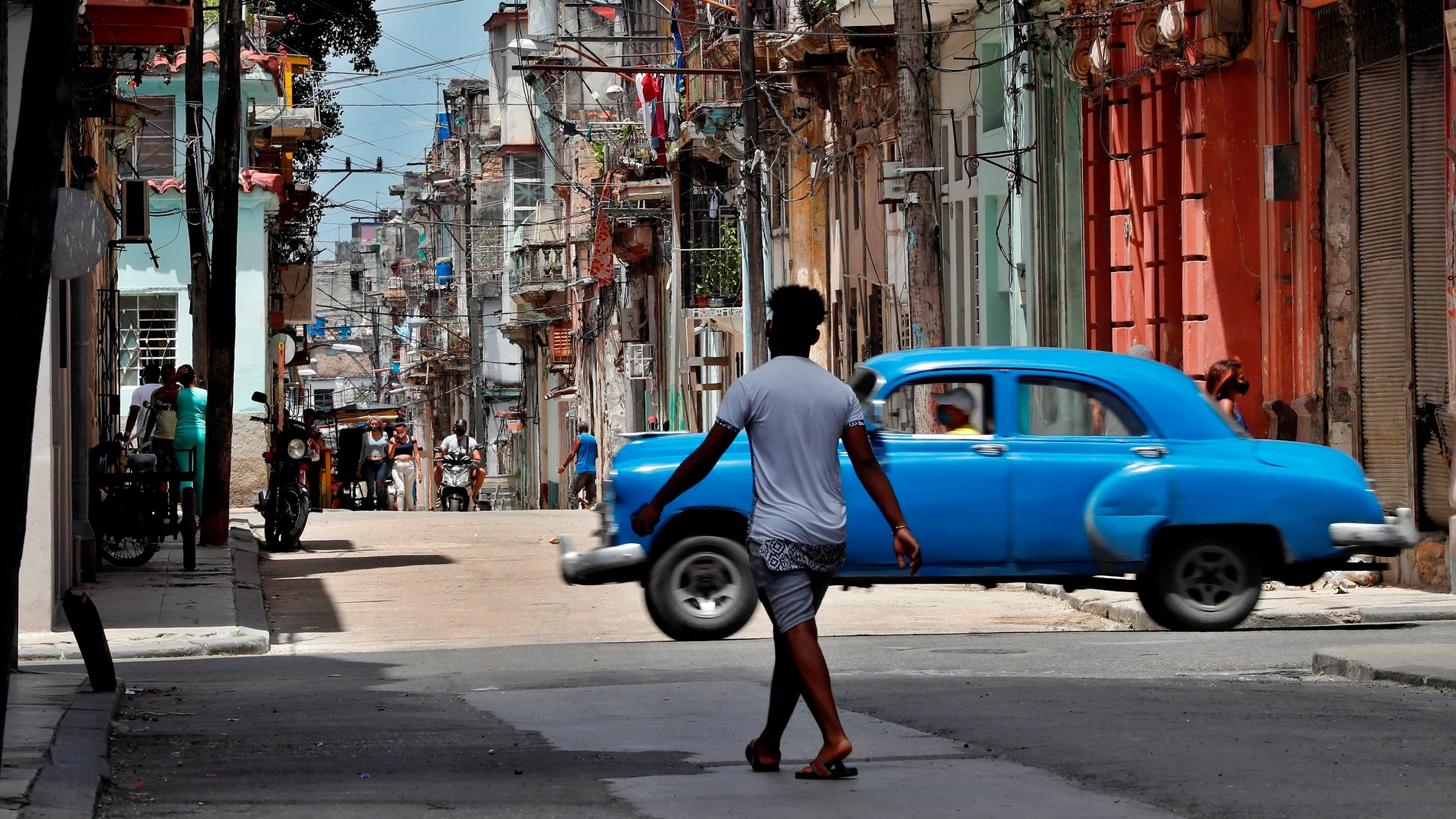 Vista general de una tradicional calle en la habana vieja hoy, en La Habana (Cuba)