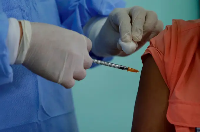 Un hombre se vacuna once veces contra el coronavirus para sentirse “más fuerte” y sobrevivir a todas las variantes