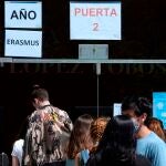 VALLADOLID, 16/07/2021.- Un grupo de estudiantes del Programa Erasmus esperan su turno para vacunarse hoy en el Centro Cultural Miguel Delibes de Valladolid, día en el que la quinta ola del coronavirus sigue disparada en Castilla y León donde este viernes se han notificado 1.796 nuevos casos, que son 41 menos que este pasado jueves, mientras que se han producido dos muertes más y los brotes activos ascienden a 530, que son 45 más que ayer EFE/Nacho Gallego