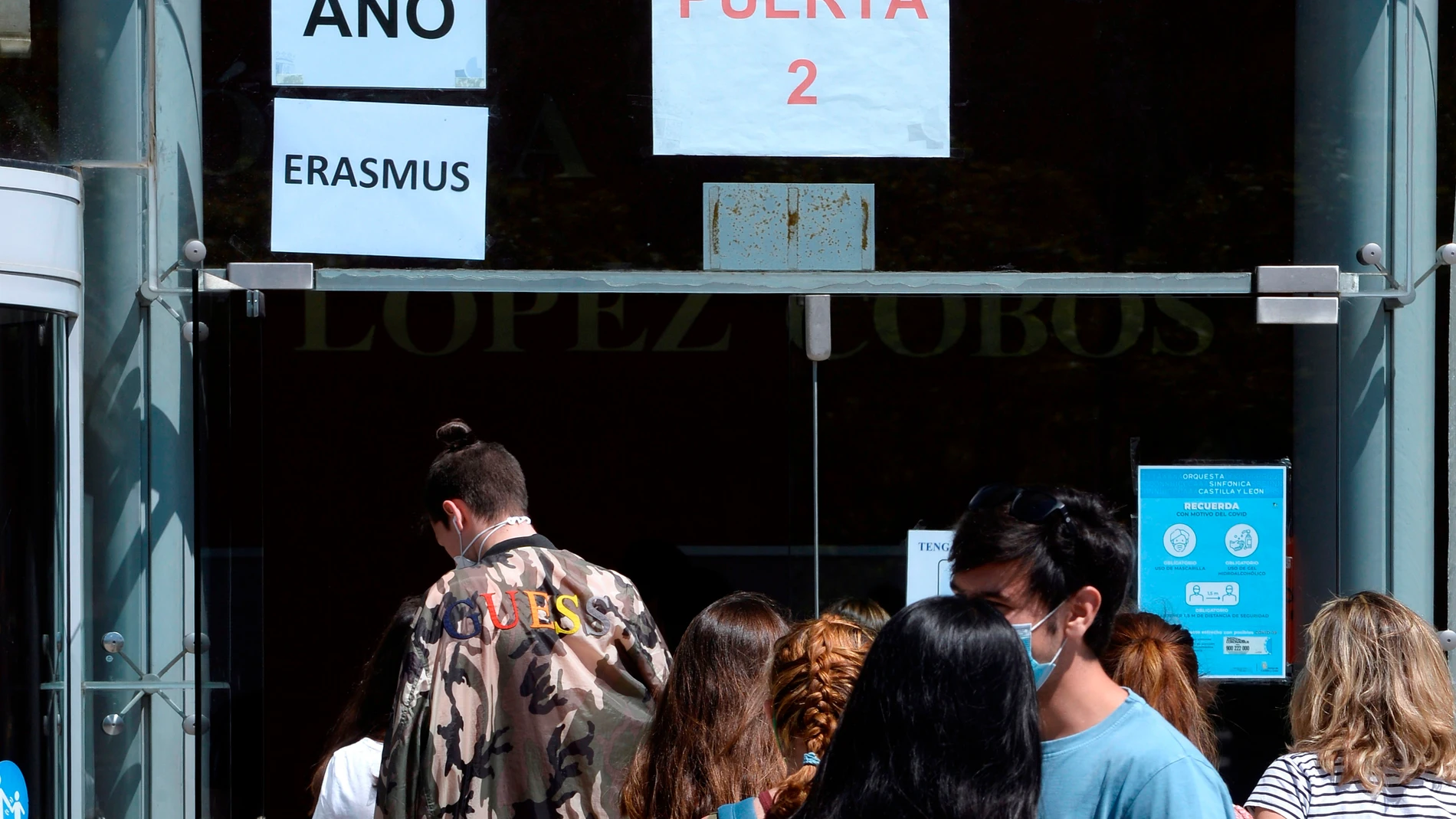 VALLADOLID, 16/07/2021.- Un grupo de estudiantes del Programa Erasmus esperan su turno para vacunarse hoy en el Centro Cultural Miguel Delibes de Valladolid, día en el que la quinta ola del coronavirus sigue disparada en Castilla y León donde este viernes se han notificado 1.796 nuevos casos, que son 41 menos que este pasado jueves, mientras que se han producido dos muertes más y los brotes activos ascienden a 530, que son 45 más que ayer EFE/Nacho Gallego