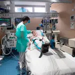 Un paciente ingresado por covid-19 en una UCI de un hospital catalán. EFE/Marta Perez