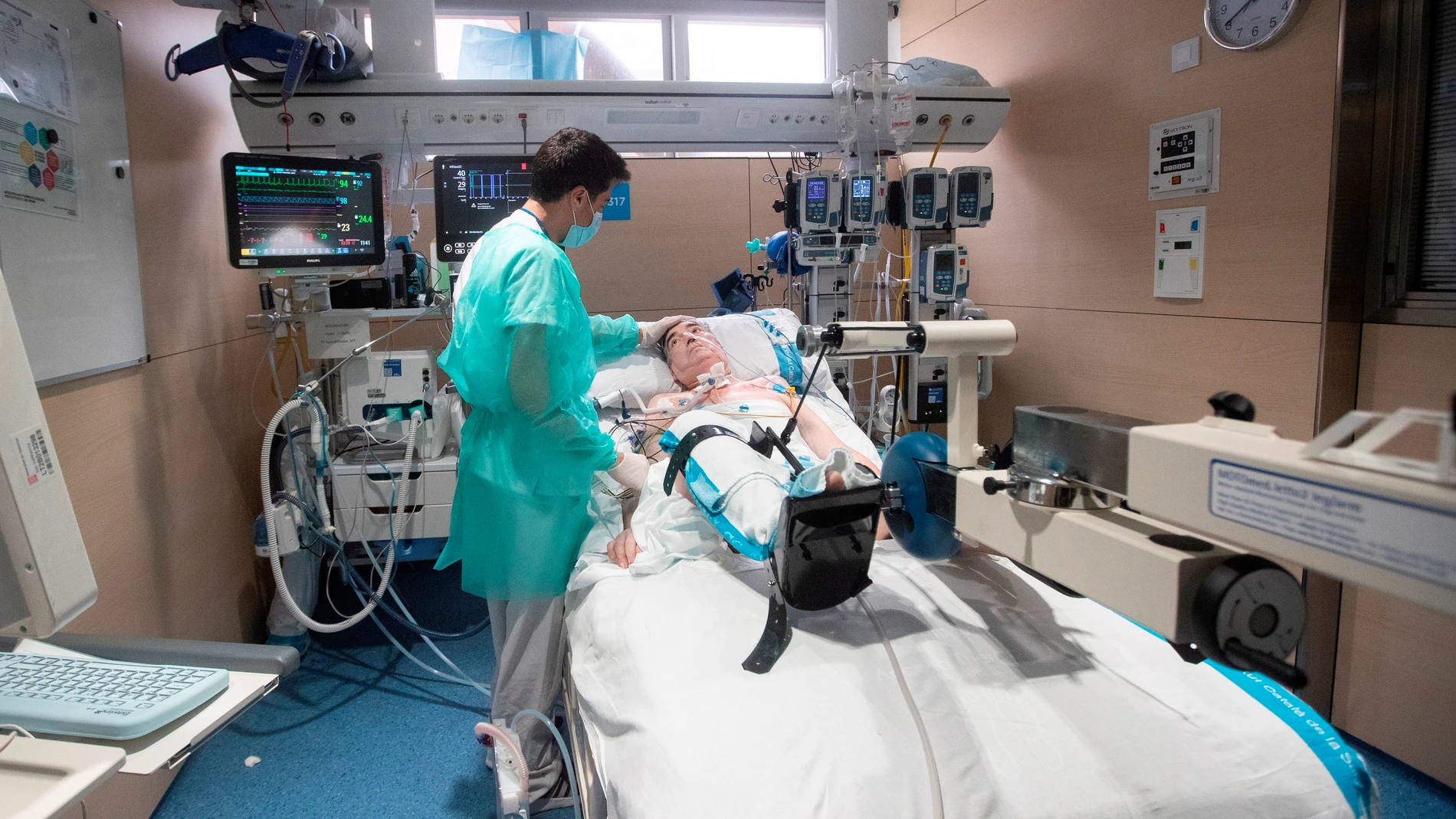 Un paciente ingresado por covid-19 en una UCI de un hospital catalán. EFE/Marta Perez