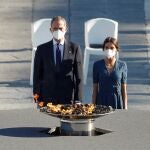 El rey Felipe VI y la reina Letizia asisten al acto de homenaje de estado a las víctimas de la pandemia de la covid-19 el año pasado