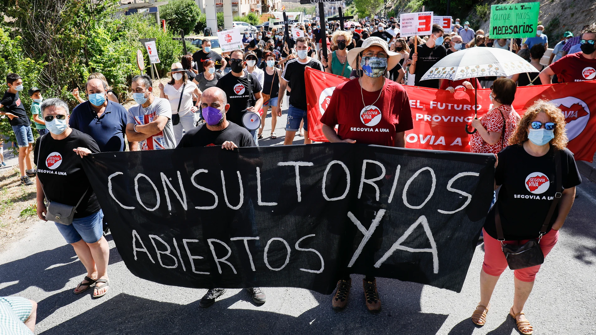 Varias decenas de personas participan en una manifestación por una sanidad rural de calidad, a 17 de julio de 2021, en Sepúlveda