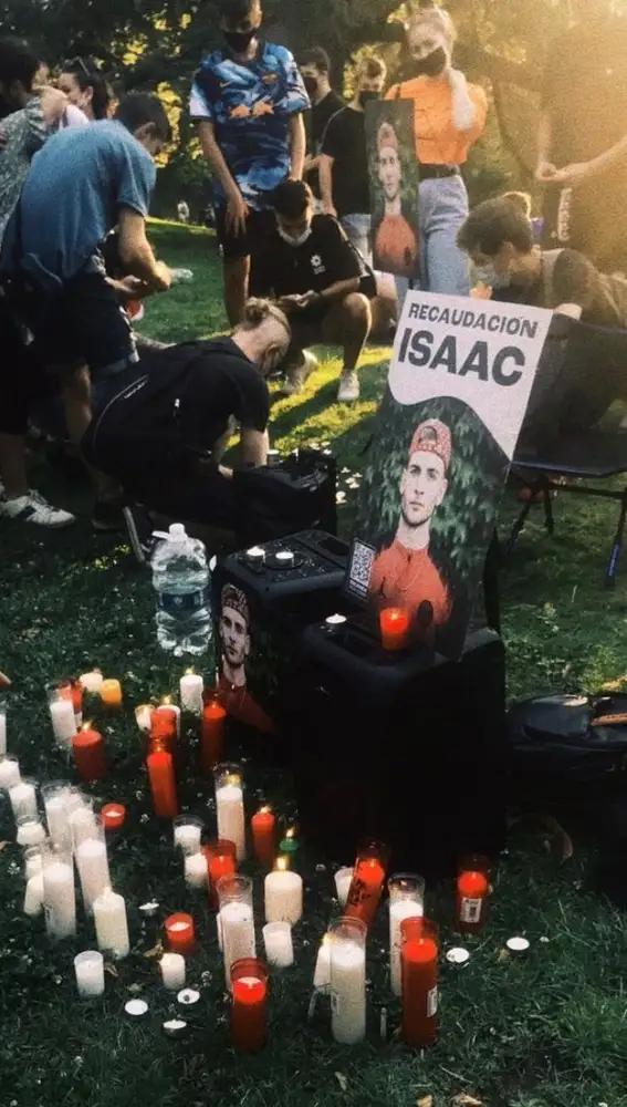 Los asistentes al homenaje de Isaac colocaron velas delante de su foto