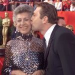 Javier Bardem junto a su madre, Pilar Bardem, durante una ceremonia de los Oscar