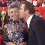 Javier Bardem junto a su madre, Pilar Bardem, durante una ceremonia de los Oscar