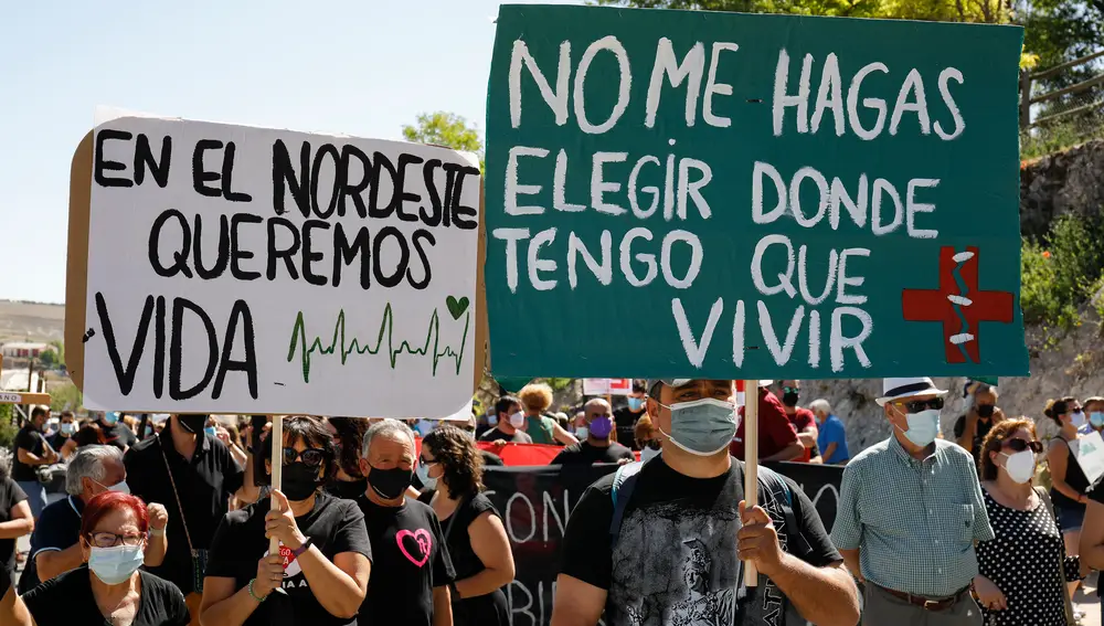 Varias decenas de personas participan en una manifestación por una sanidad rural de calidad, a 17 de julio de 2021, en Sepúlveda, Segovia, Castilla y León (España). Esta movilización ha sido convocada por la Coordinadora para el desarrollo integral del Nordeste de Segovia. Hicieron el anuncio tras una reunión de representantes municipales, asociaciones y movimientos ciudadanos en la que analizaron los recortes en plazas médicas y el posible cierre de las urgencias de Boceguillas y Ayllón el próximo mes de octubre. Reclaman una sanidad de calidad en el medio rural y la reapertura de los consultorios locales, con atención médica presencial en todas las localidades.17 JULIO 2021;SEGOVIA;SANIDAD;MEDIO RURAL;CALIDAD;MANIFESTACIÓN;PROTESTARafael Bastante / Europa Press17/07/2021