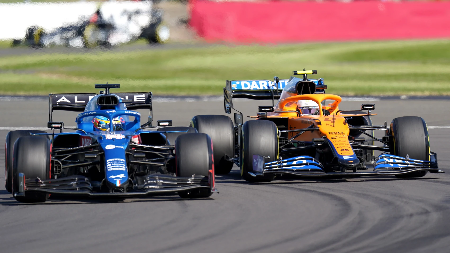 Fernando Alonso pelea con Lando Norris en la carrera al esprint de Silverstone