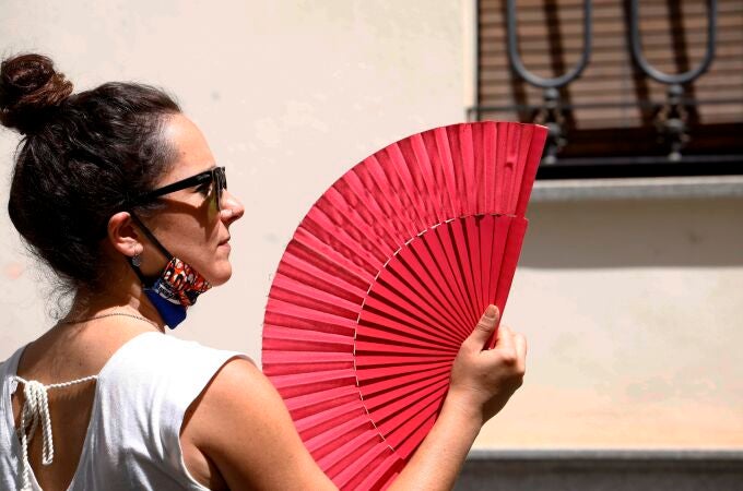 Una mujer se abanica en las calles de Córdoba. EFE/ Salas