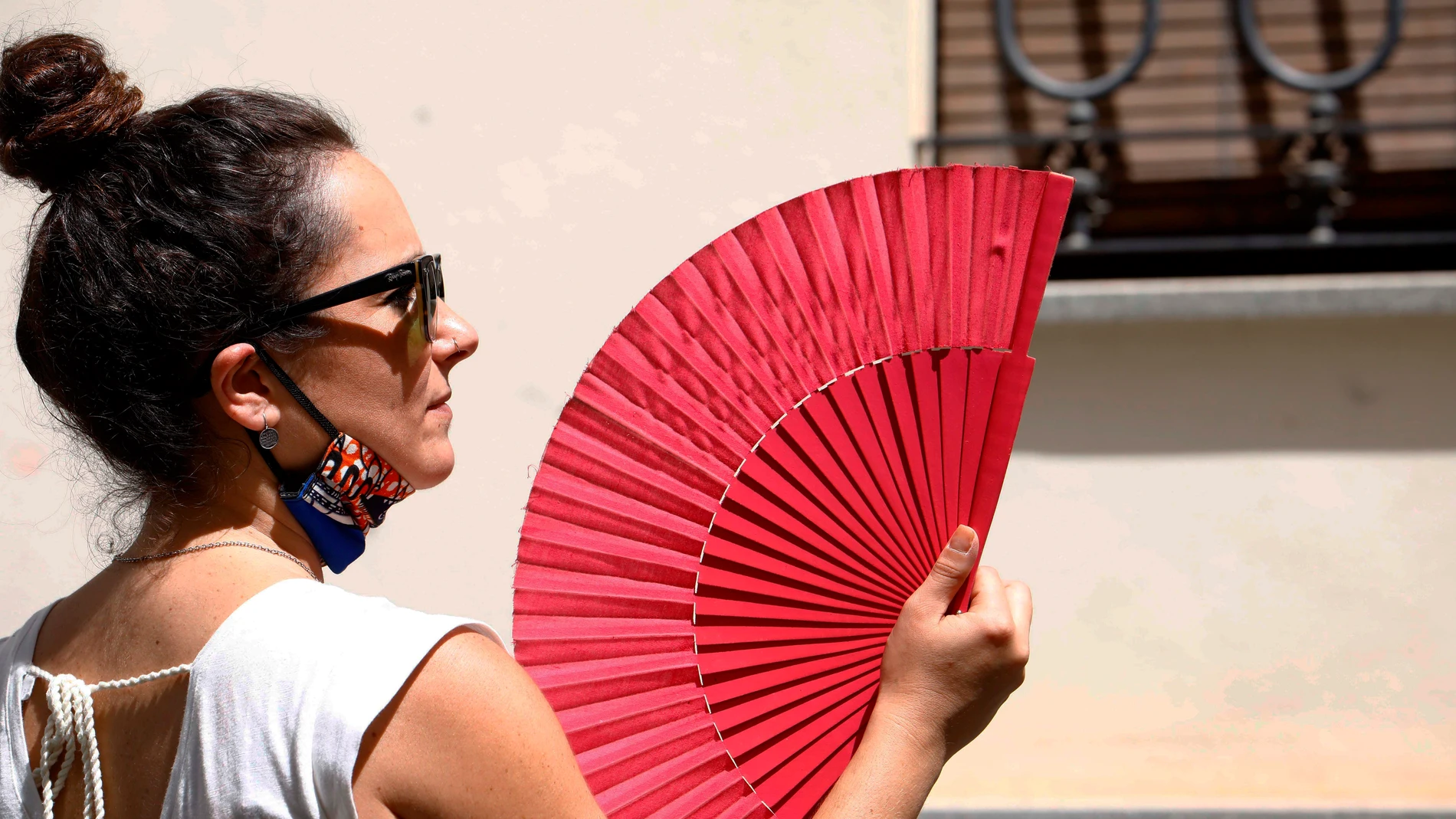 Una mujer se abanica en las calles de Córdoba durante la pasada ola de calor. EFE/ Salas