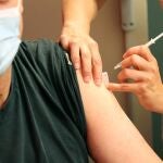 Una persona es vacunado contra el covid-19 con una dosis de Pfizer en Francia