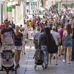 Gente pasea por las calles de Salamanca