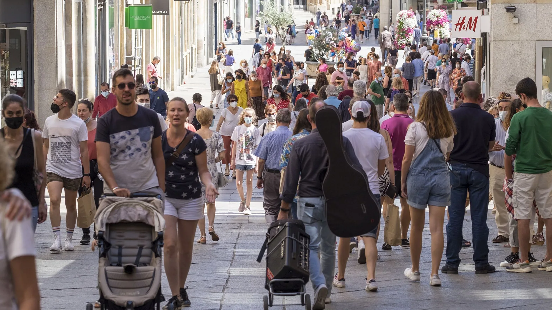 gente pasea por las calles de Salamanca