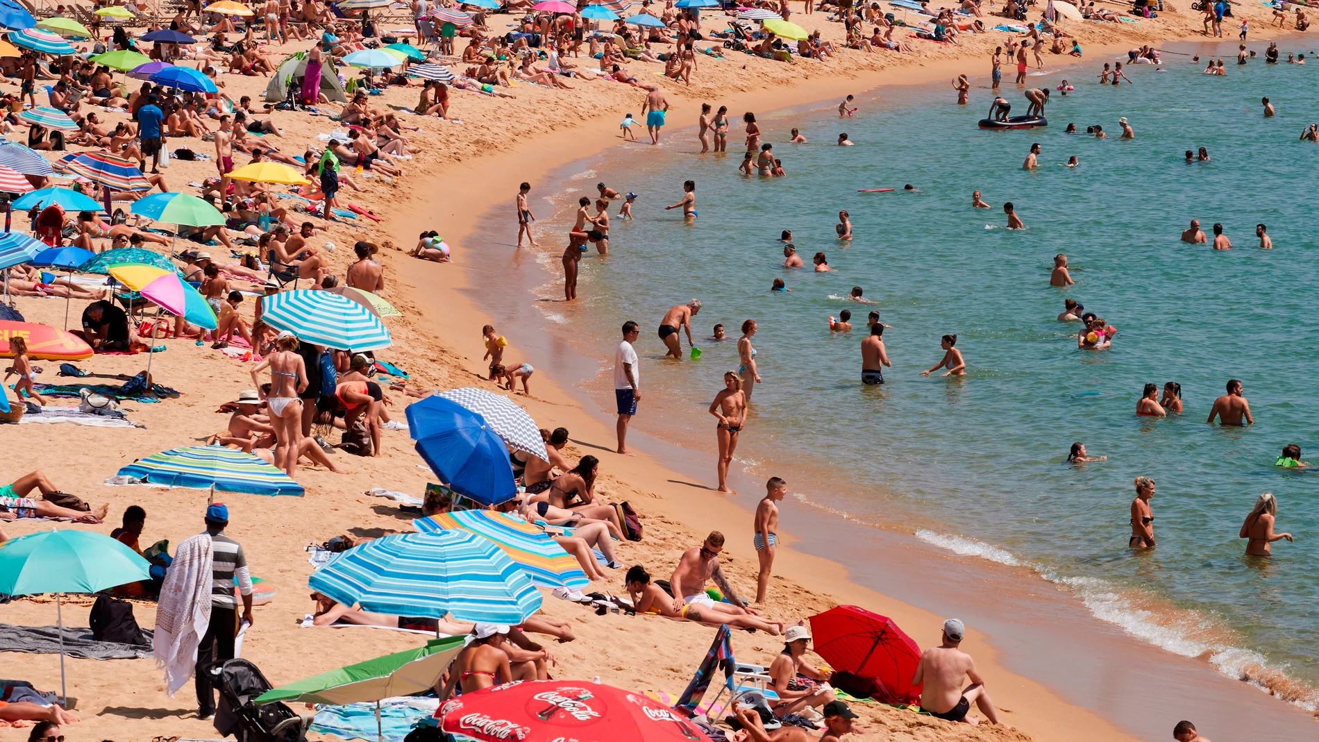 Gran afluencia de publico en la playa de Bogatell, en Barcelona