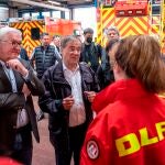 El presidente Frank-Walter Steinmeier y el primer ministro del Land y candidato de la CDU a las elecciones de septiembre Armin Laschet conversan con los equipos de rescate