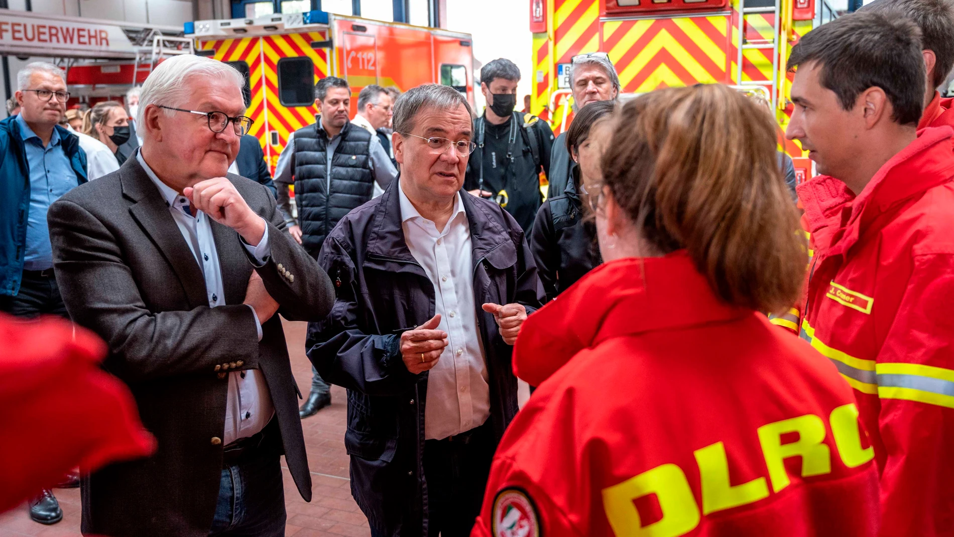 El presidente Frank-Walter Steinmeier y el primer ministro del Land y candidato de la CDU a las elecciones de septiembre Armin Laschet conversan con los equipos de rescate