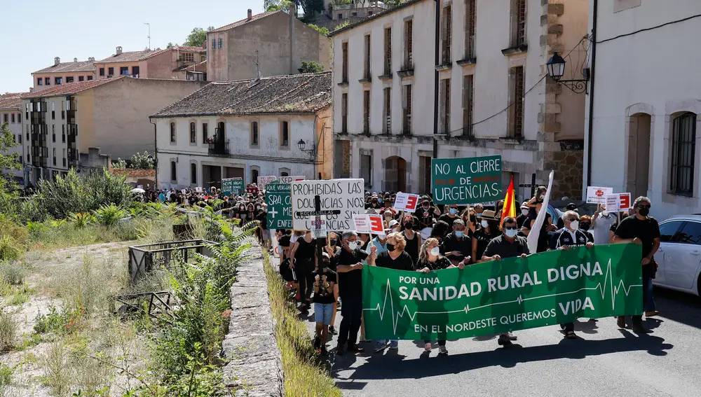 Varias decenas de personas participan en una manifestación por una sanidad rural de calidad, a 17 de julio de 2021, en Sepúlveda