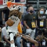 Giannis Antetokounmpo culmina una jugada por encima de Chris Paul