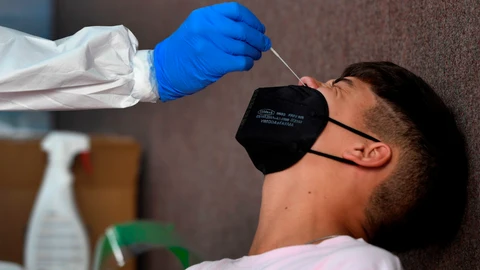 Un joven se somete a una prueba PCR en Avilés (Asturias)