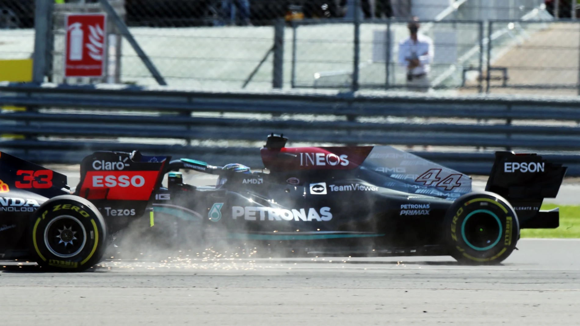 El momento del choque entre Max Verstappen y Lewis Hamilton en Silverstone