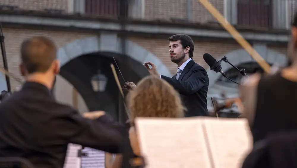 Concierto de la Orquesta Sinfónica de Castilla y León dentro del programa 'Plazas Sinfónicas' que se desarrolló en la plaza del Mercado Chico, en Ávila, dirigido por José Luis López Antón