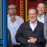 El candidato de la CDU y jefe del gobierno de uno de las regiones más afectadas por las inundaciones, Armin Laschet, se ríe mientras el presidente alemán hace una declaración institucional, en una imagen que ha levantado ampollas