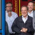 El candidato de la CDU y jefe del gobierno de uno de las regiones más afectadas por las inundaciones, Armin Laschet, se ríe mientras el presidente alemán hace una declaración institucional, en una imagen que ha levantado ampollas