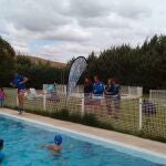 Jóvenes disfrutando de actividades en una piscina del medio rural palentino