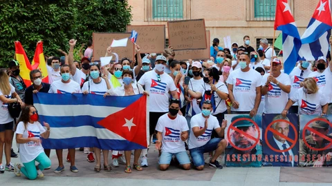Más de un centenar de cubanos se han manifestado en la Plaza del Ayuntamiento de Murcia, convocados por la Alianza Iberoamericana Europea, para protestar contra el régimen político de su país.