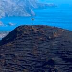 Un helicóptero se dispone a refrescar la superficie afectada por el quemada por el incendio que desde el viernes afectaba al parque natural de Cap de Creus (Gerona) y que los Bomberos de la Generalitat han dado por estabilizado este domingo y que, según los últimos datos del Cuerpo de Agentes Rurales, ha quemado unas 410 hectáreas.