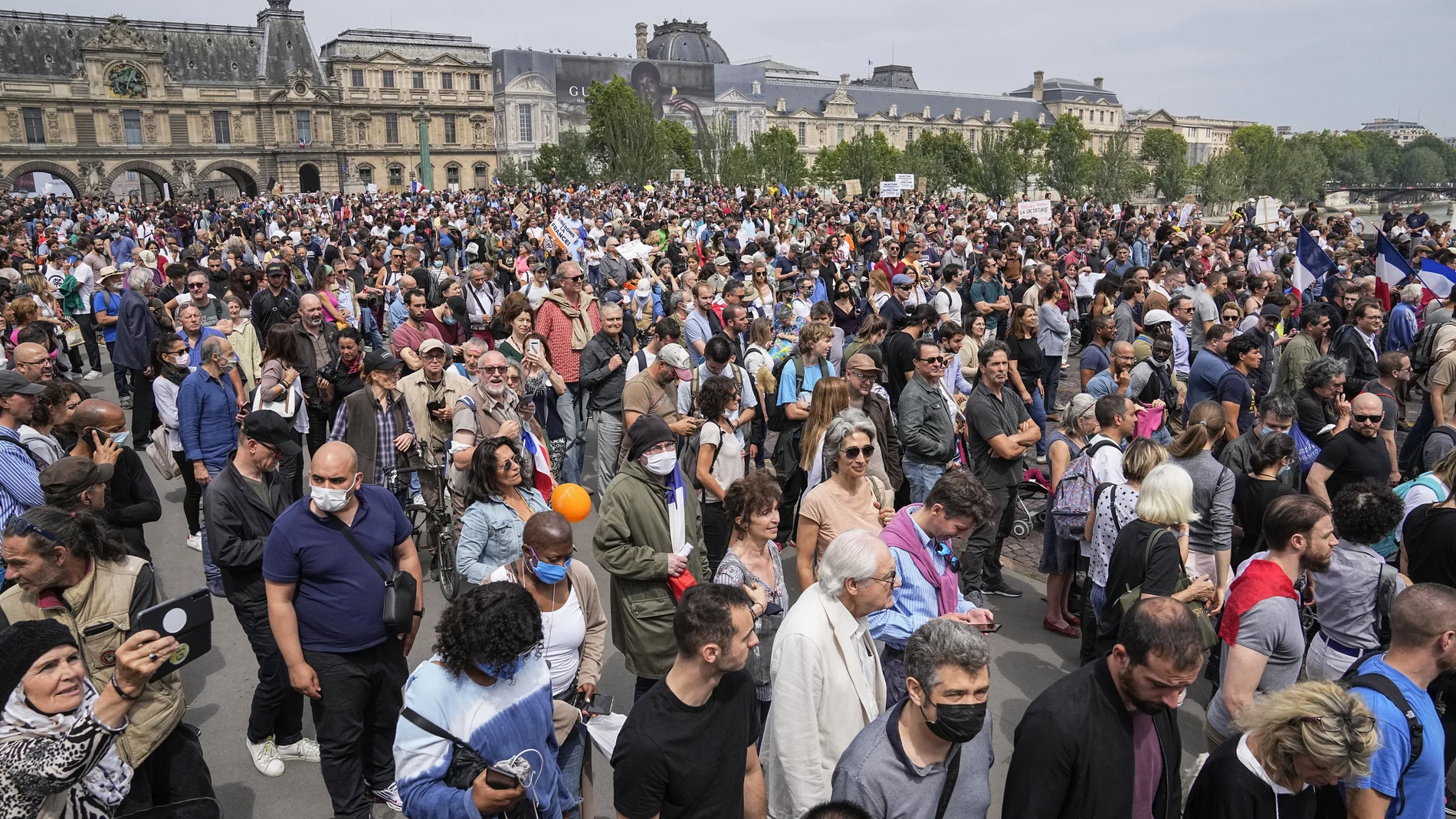 Protesta antivacunas ayer en Paris, la movilización de este movimiento negacionista se extendió a otras partes del territorio