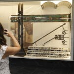 La exposición se encuentra en la planta intermedia de la estación y es de acceso gratuito.