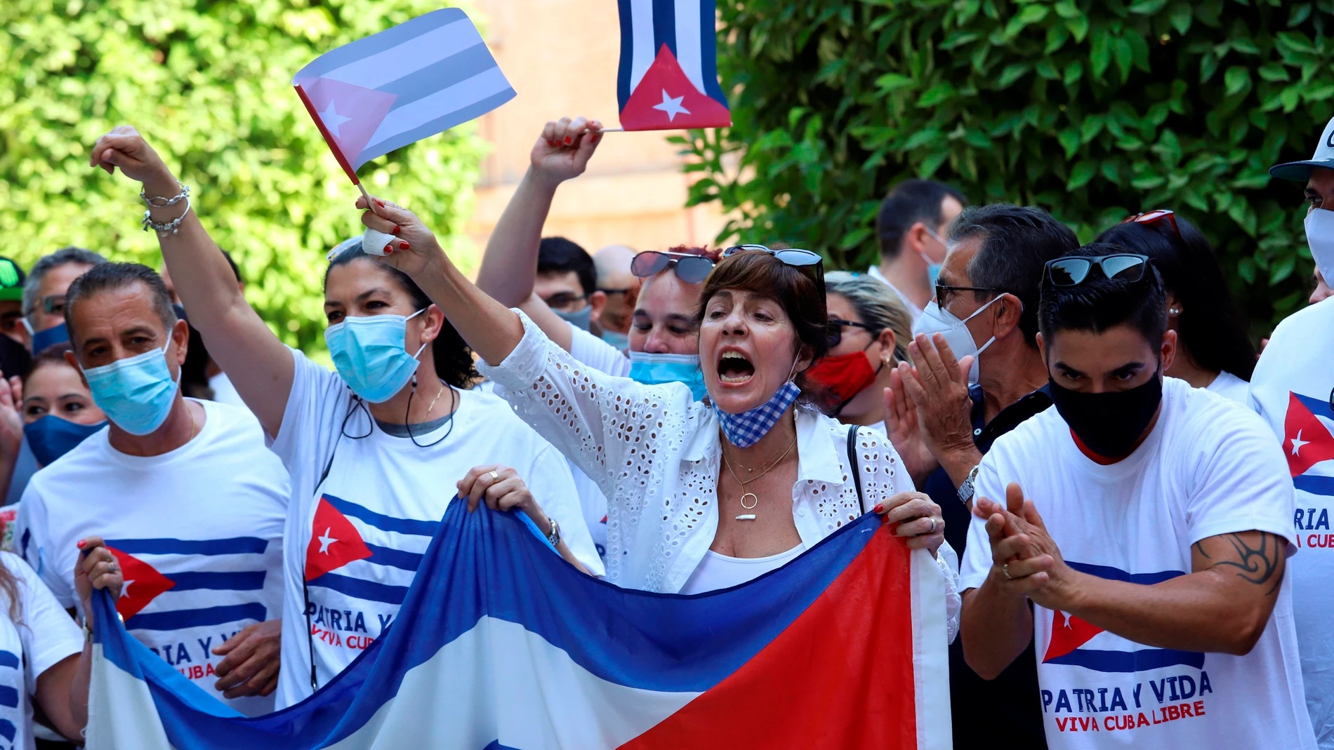 La Sociedad Civil de Cubanos en Valencia protesta frente al Ayuntamiento bajo el lema Patria y Vida.