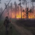 Voluntarios trabajan en las labores de extinción del fuego en la región rusa de Yakutia