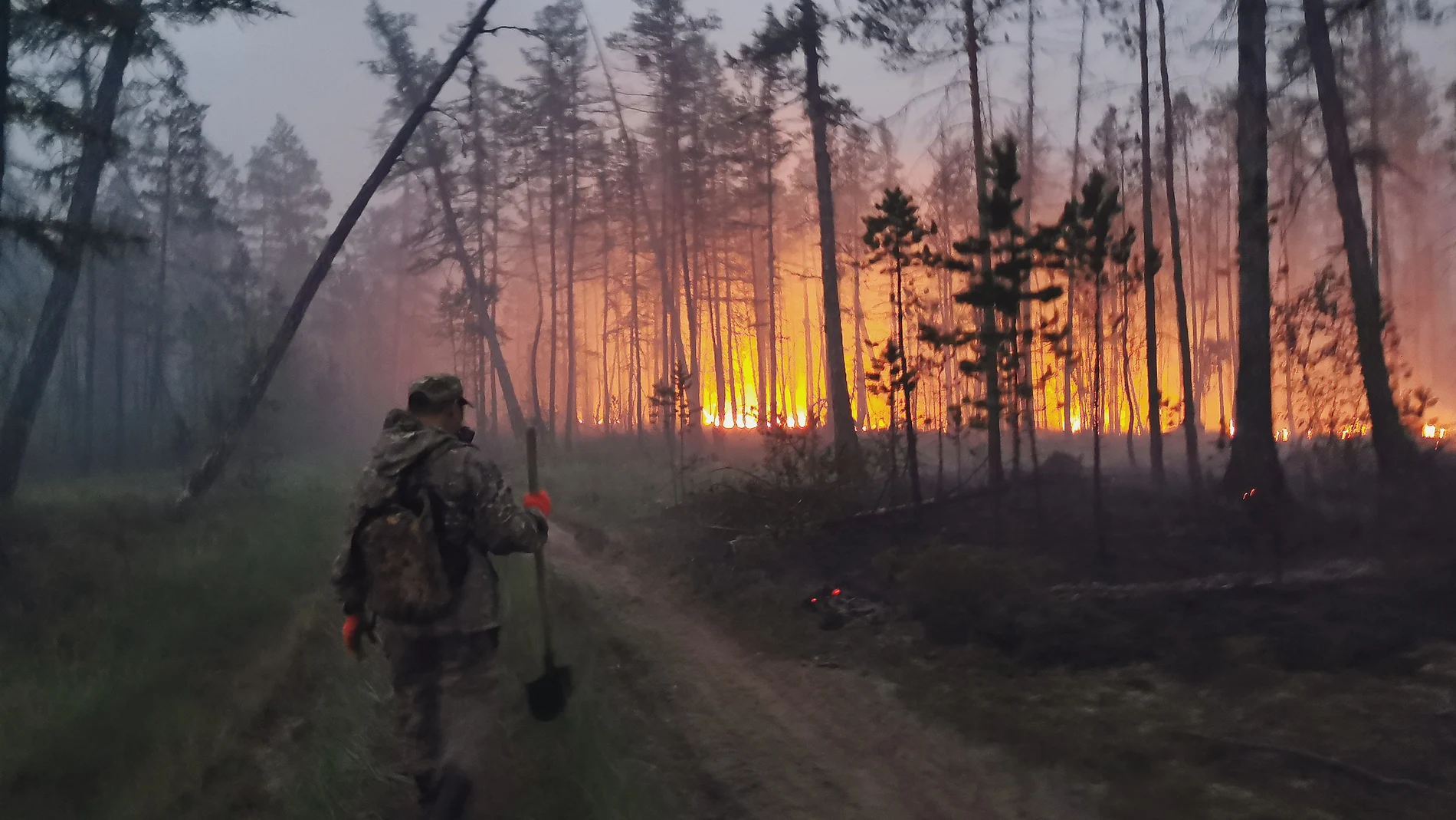 Voluntarios trabajan en las labores de extinción del fuego en la región rusa de Yakutia