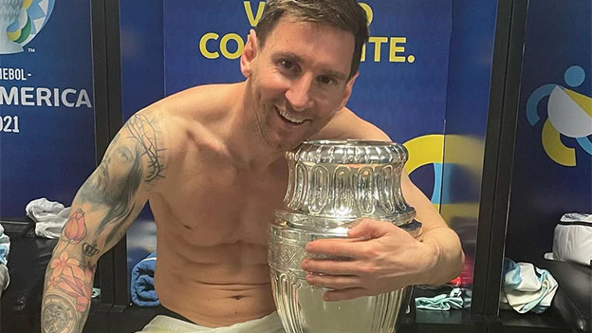 Leo Messi posa con el trofeo de la Copa América.