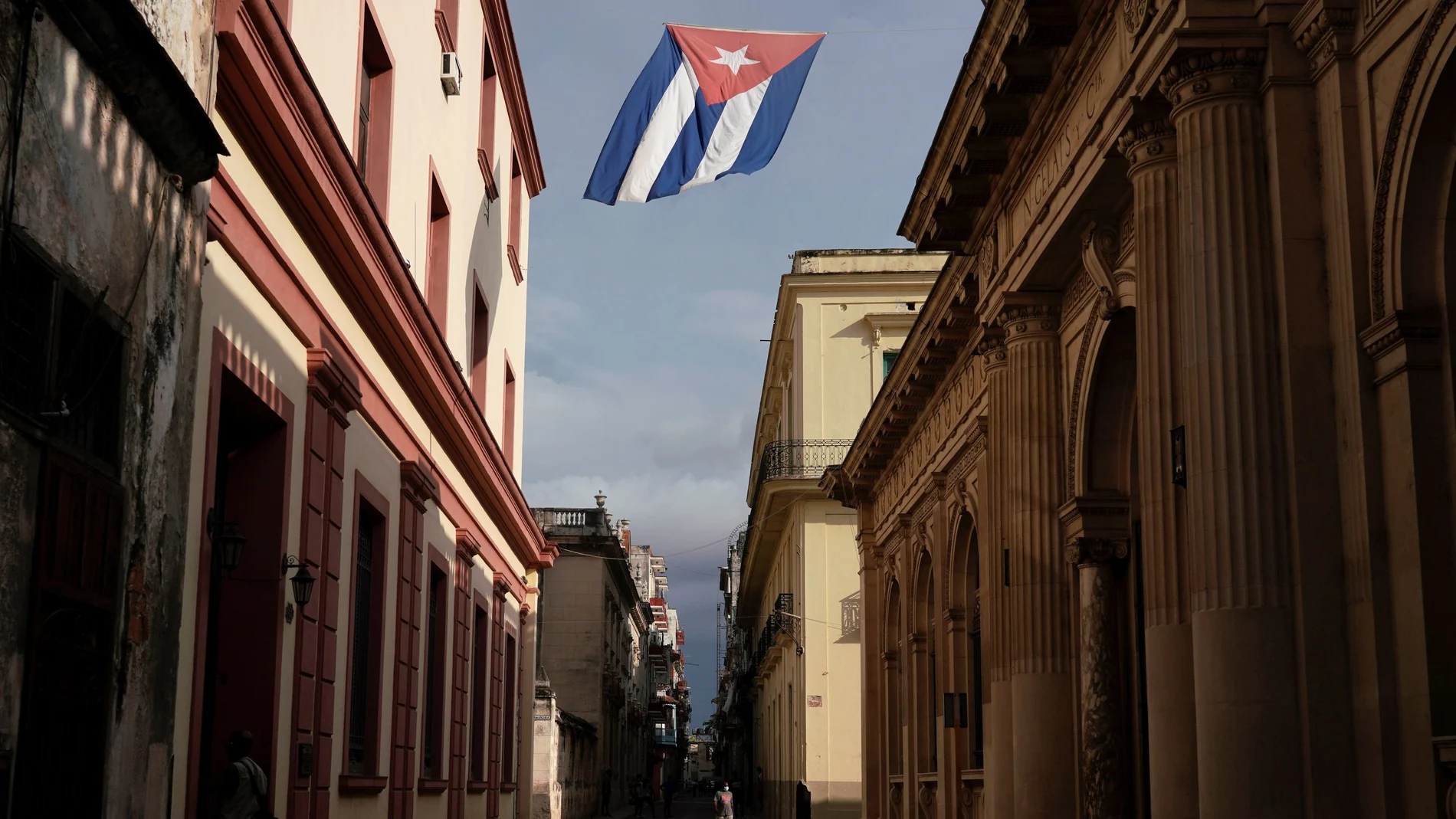 Una bandera cubana en una calle de La Habana