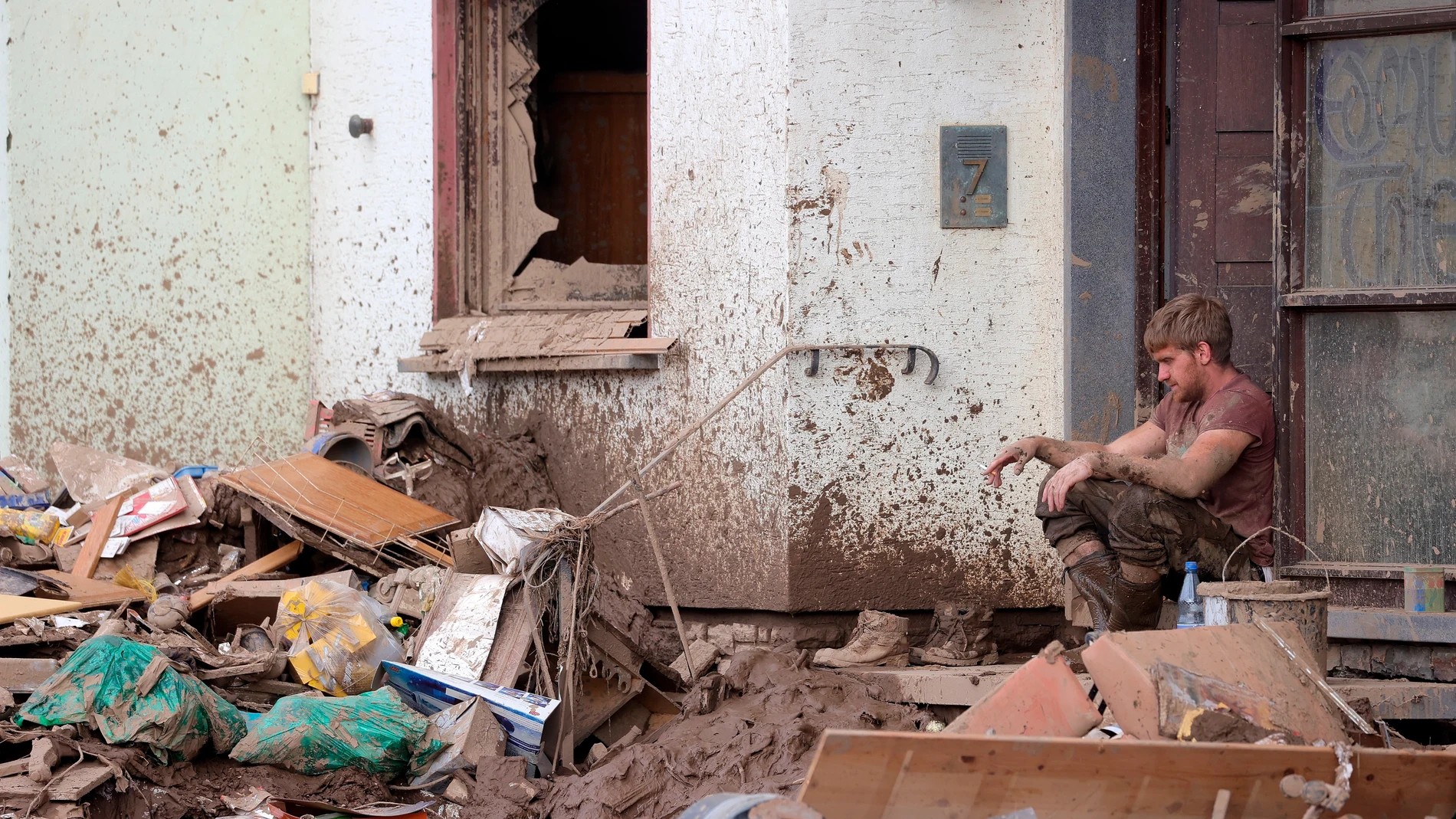Un vecino de Altenahr, en Alemania, devastado por los destrozos en su casa tras las inundaciones