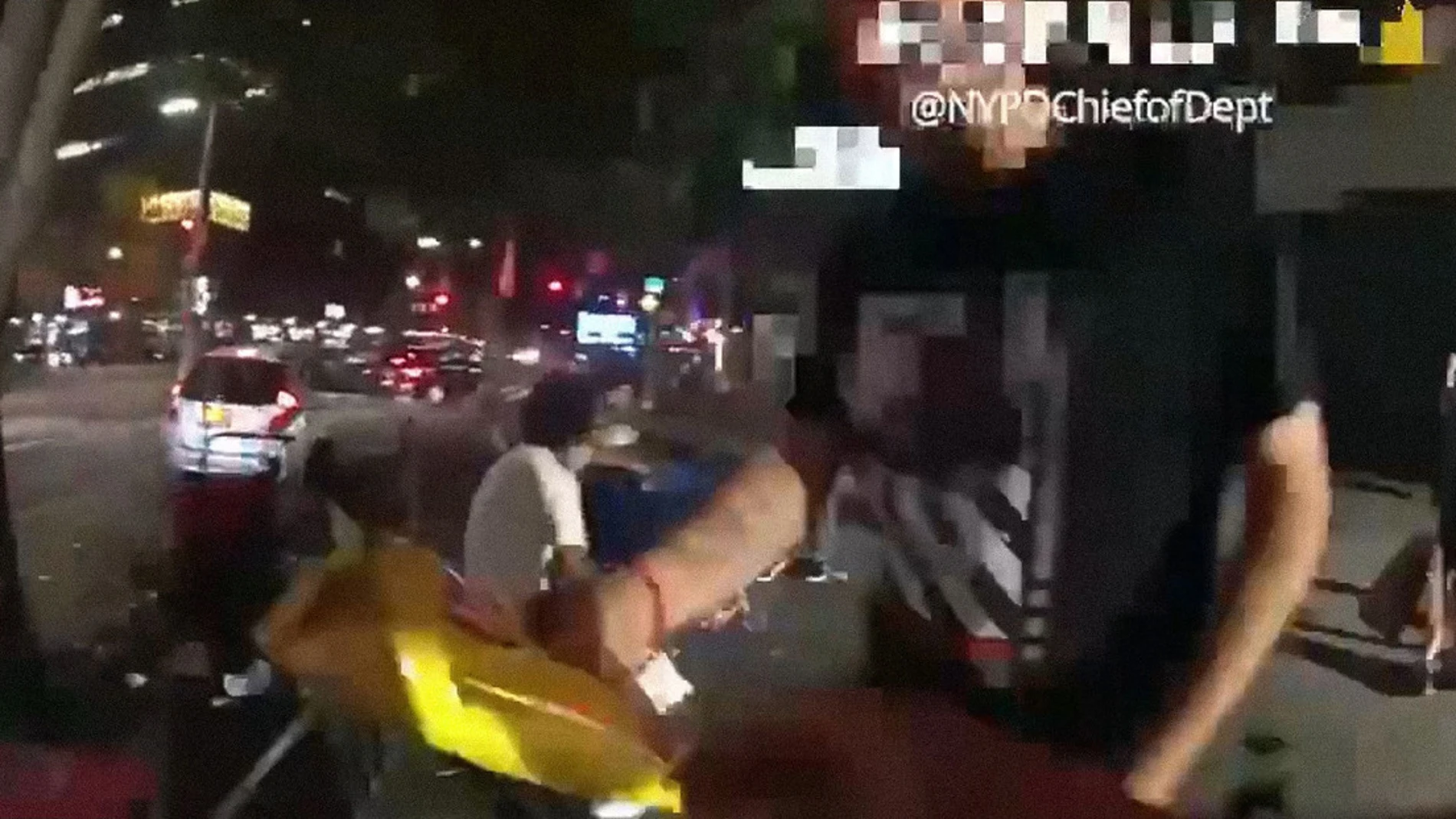 El policía de Nueva York pone una bolsa de patatas en la herida del hombre apuñalado