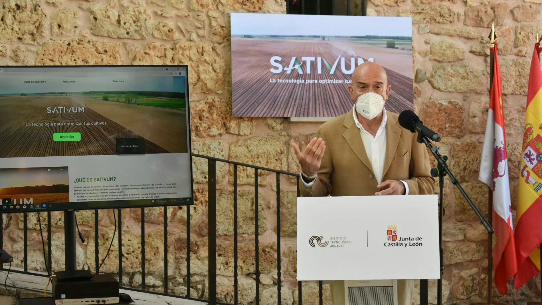 El consejero de Agricultura, Ganadería y Desarrollo Rural, Jesús Julio Carnero, presenta la aplicación tecnológica 'Sativum'