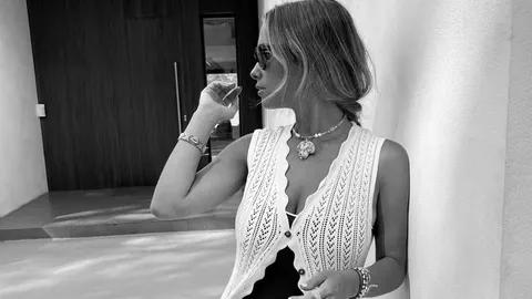 María Pombo con vestido de Mango y bañador.
