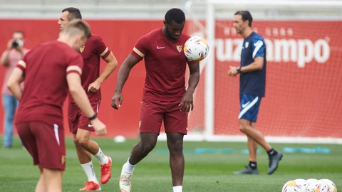 Joris Gnagnon durante su etapa en el Sevilla.