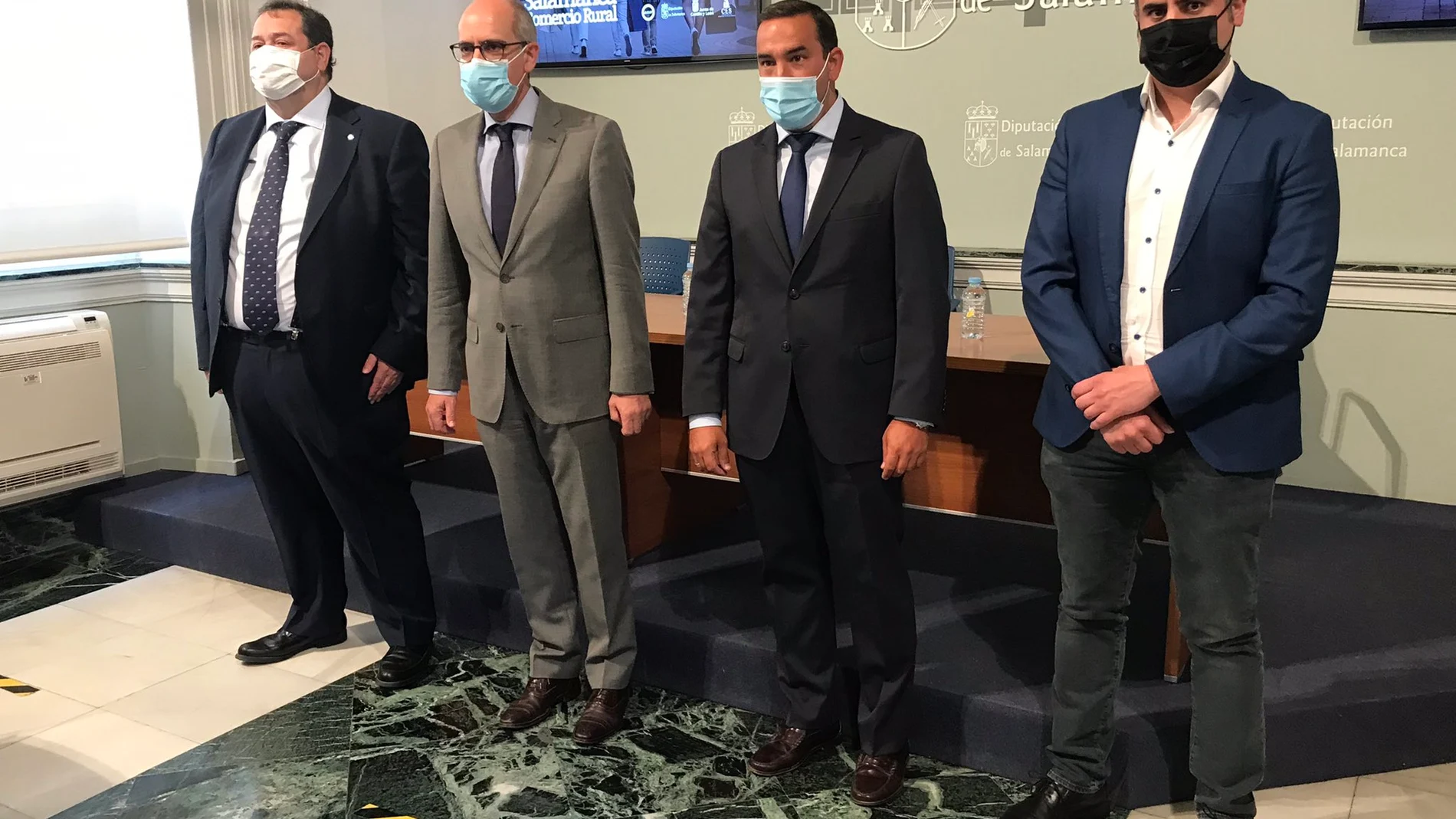 Javier Iglesias junto a Eloy Ruiz y Benjamín Crespo, entre otros, en la presentación de este bono descuento