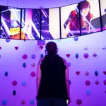 CaixaForum Madrid ha transformado sus salas en un túnel en el que el espectador se sumerge en su propio videojuego