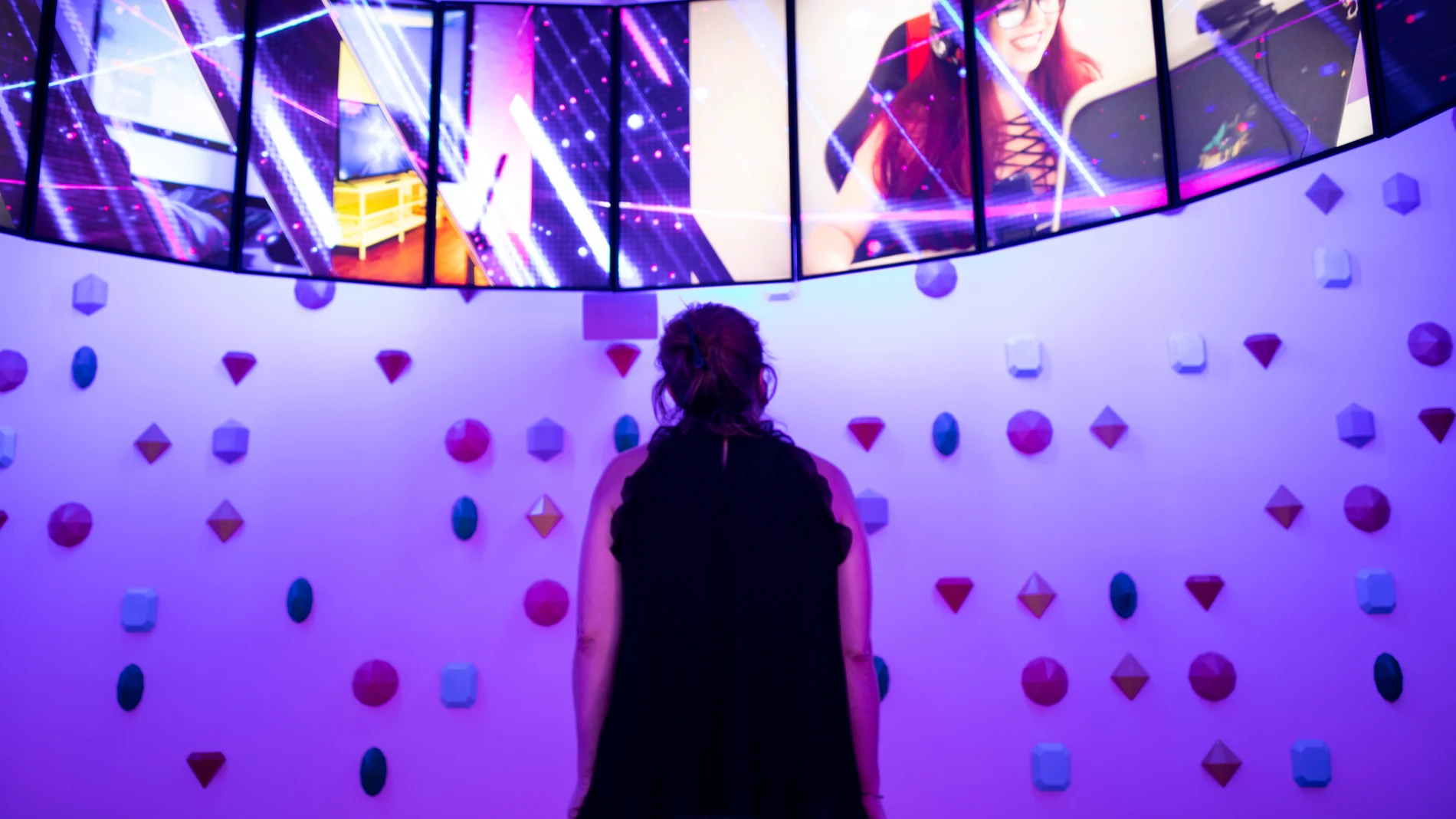 CaixaForum Madrid ha transformado sus salas en un túnel en el que el espectador se sumerge en su propio videojuego