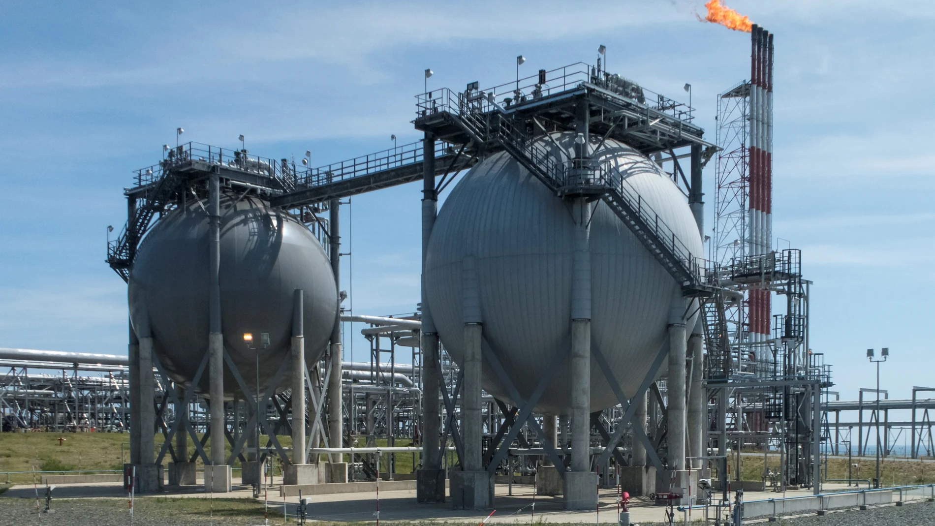 Vista general de la planta de gas natural licuado operada por Sakhalin Energy en Prigorodnoye, en la isla del Pacífico de Sajalín, Rusia 15 de julio de 2021.  REUTERS/Vladimir Soldatkin