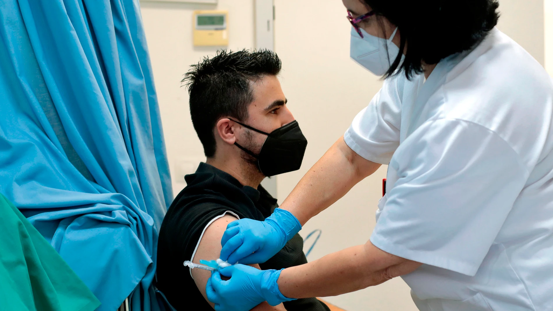 Un joven recibe su primera dosis de la vacuna en el centro de salud de Vall d'Alba (Castellón)